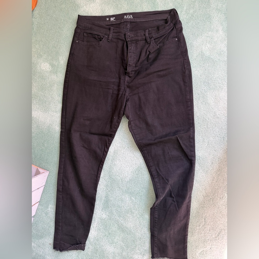 a.n.a High-Rise Skinny Jeans in Black